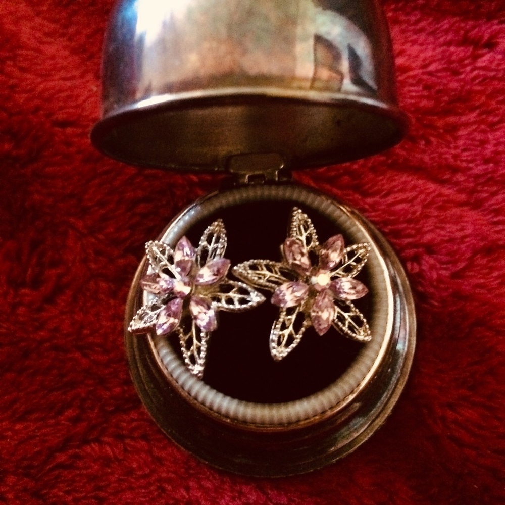 Brilliantly beautiful Rare Vintage Ladies floral gem earrings-pierced